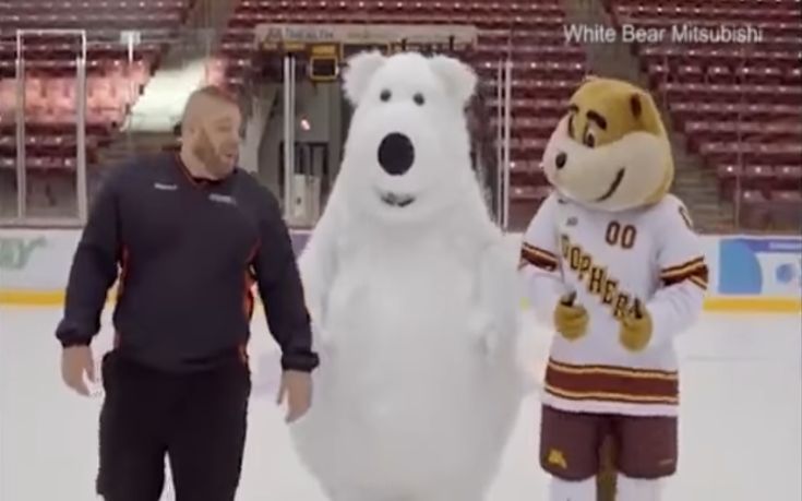 Ξεκαρδιστικό βίντεο με μασκότ – πολική αρκούδα που δεν μπορεί να σταθεί όρθια στον πάγο